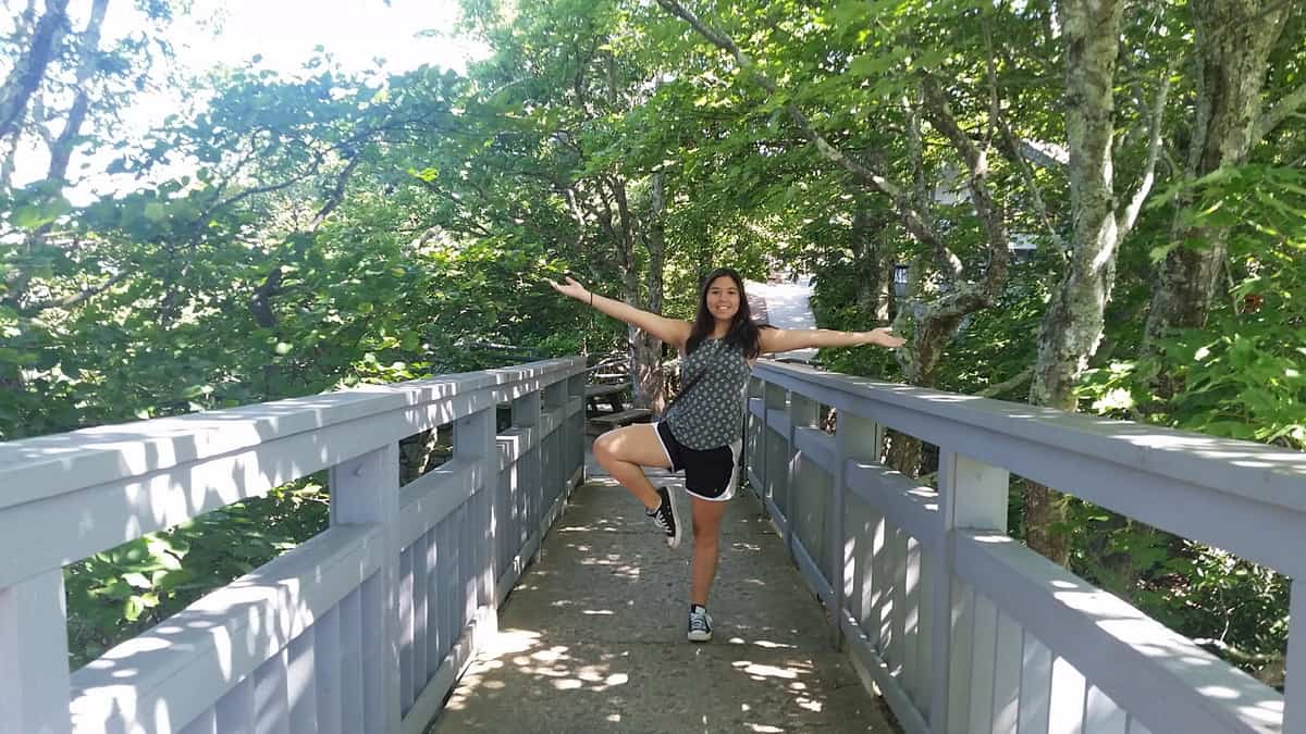 Blowing Rock Walkway with Yamila posing in the middle | The Yasmin Diaries